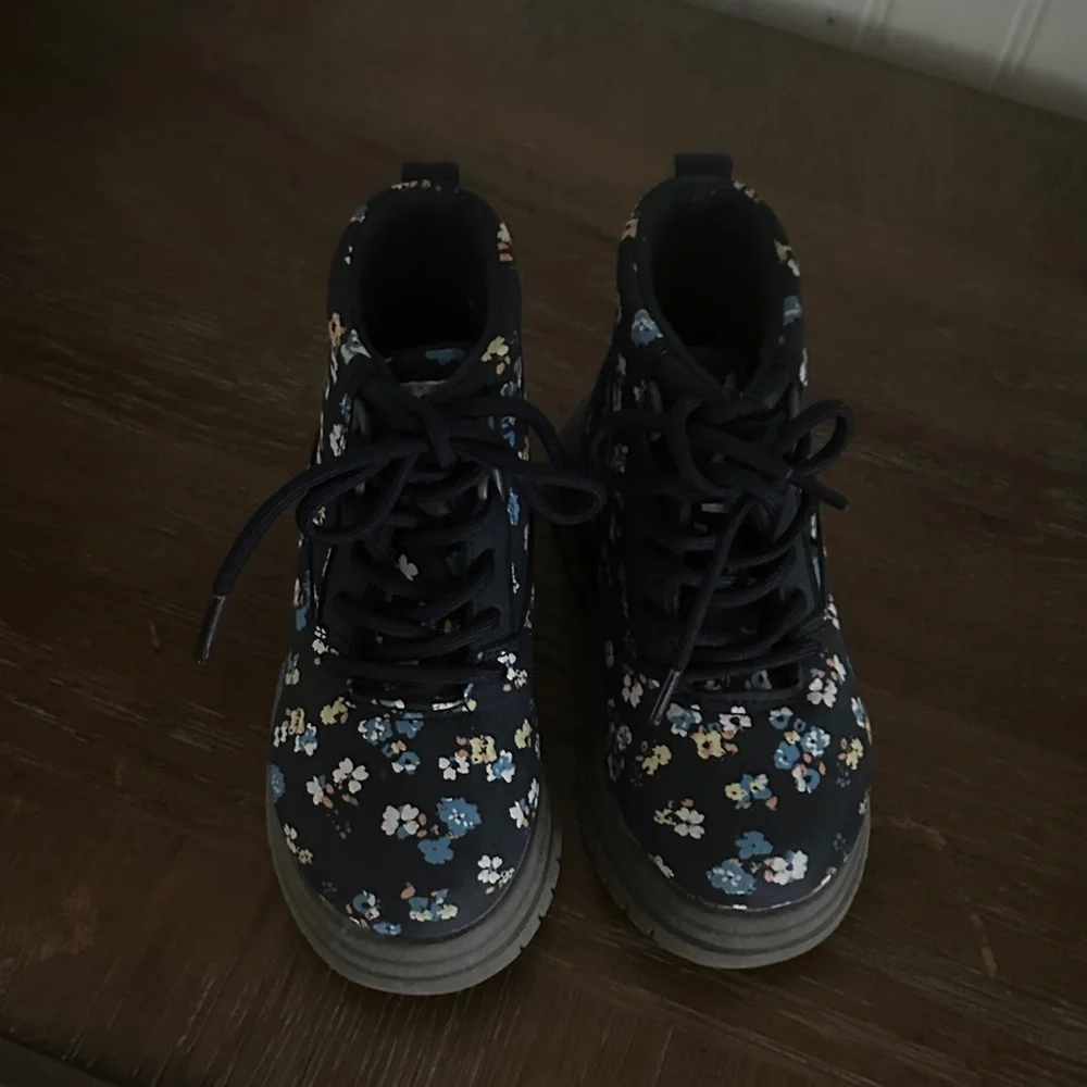 OshKosh B’gosh Floral Boots Like New sz 7 mos